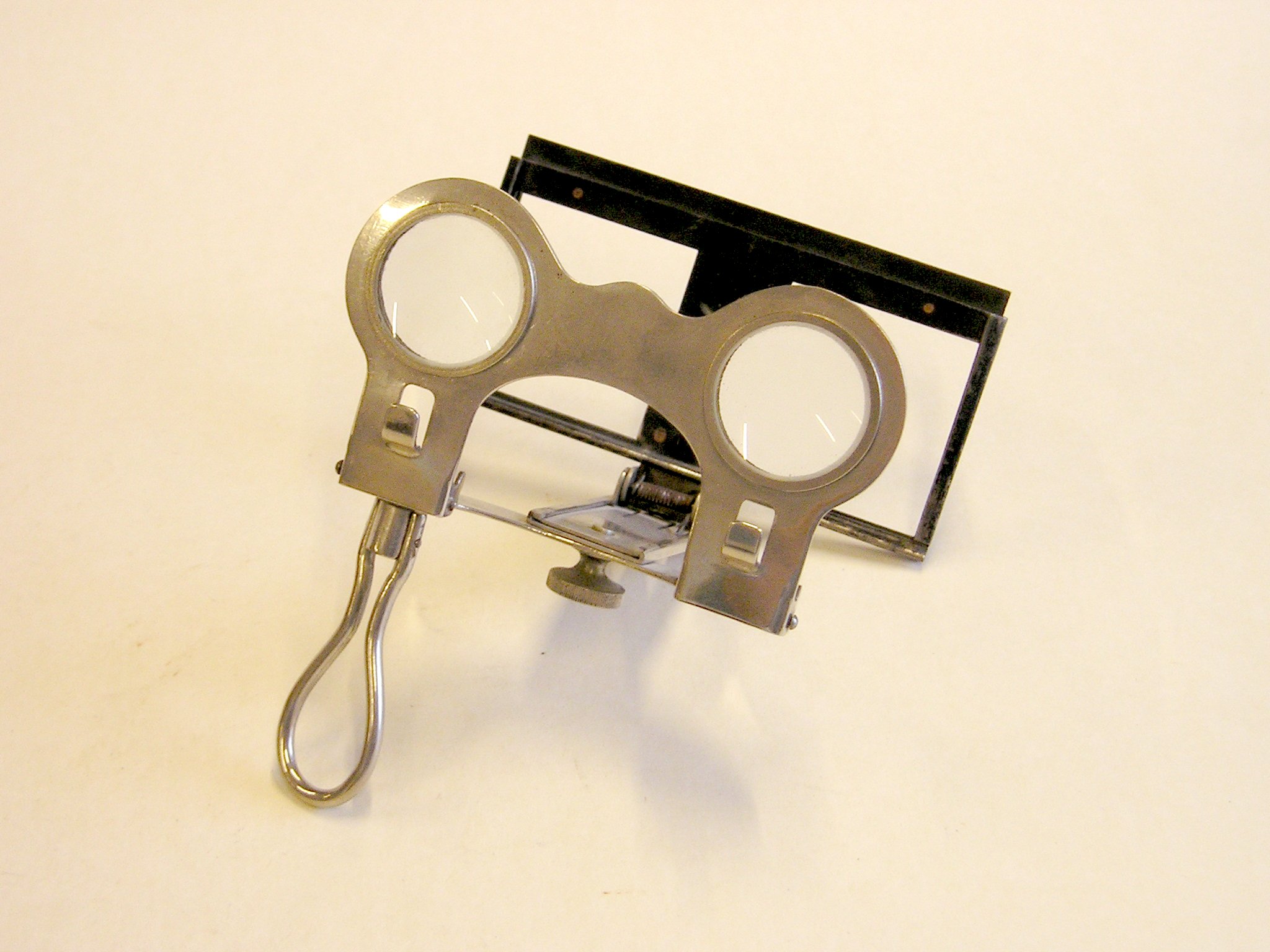 Visor estereosc&oacute;pico plegable